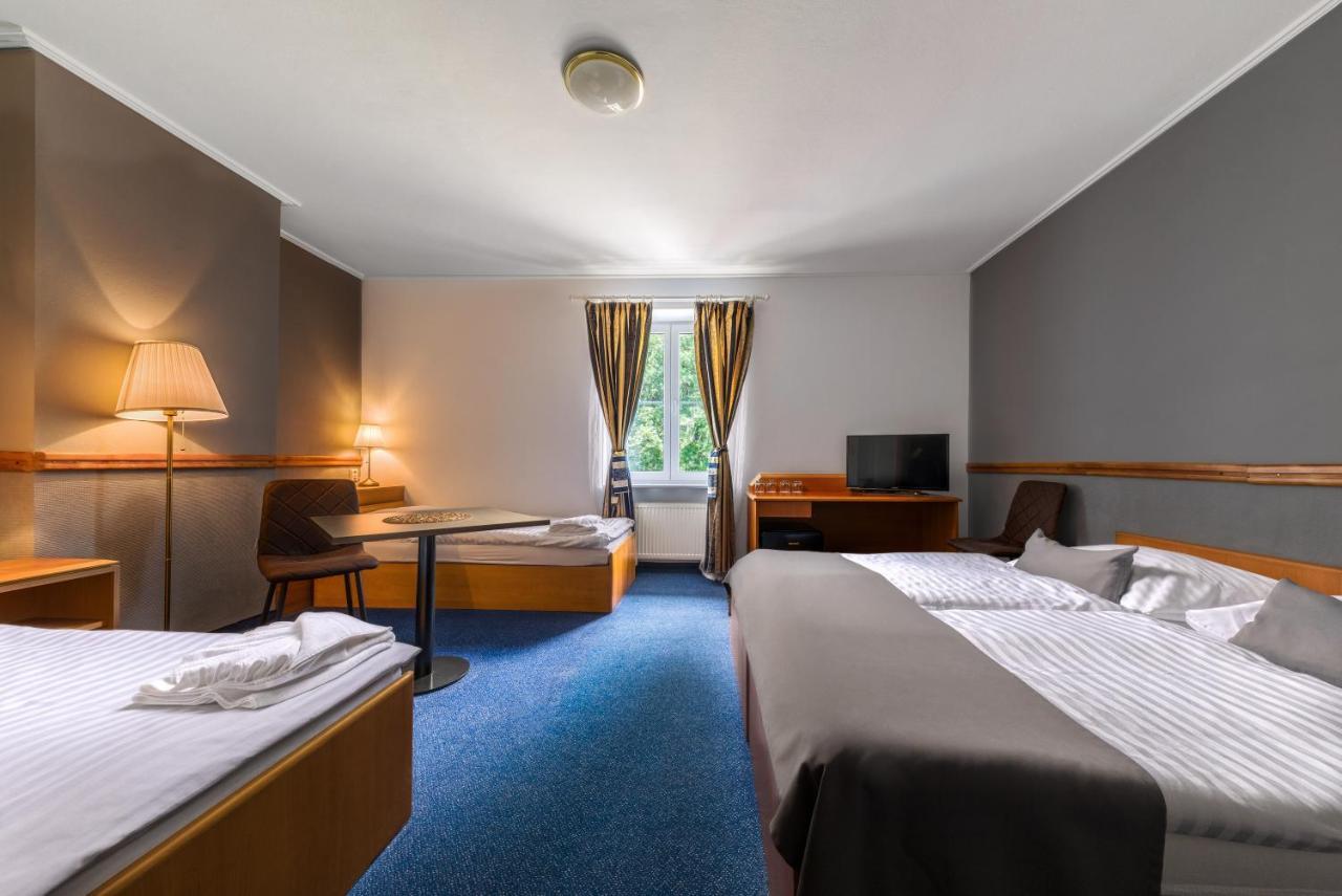 Prague Hotel Carl Inn Restaurant & Free Parking Екстер'єр фото