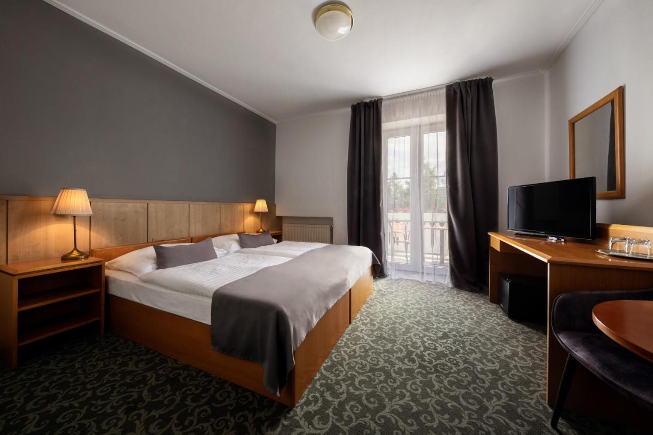 Prague Hotel Carl Inn Restaurant & Free Parking Екстер'єр фото