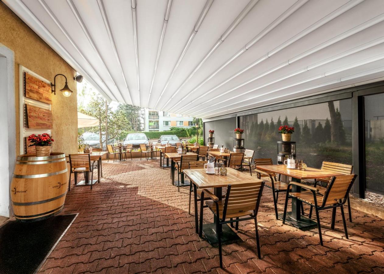 Prague Hotel Carl Inn Restaurant & Free Parking Екстер'єр фото